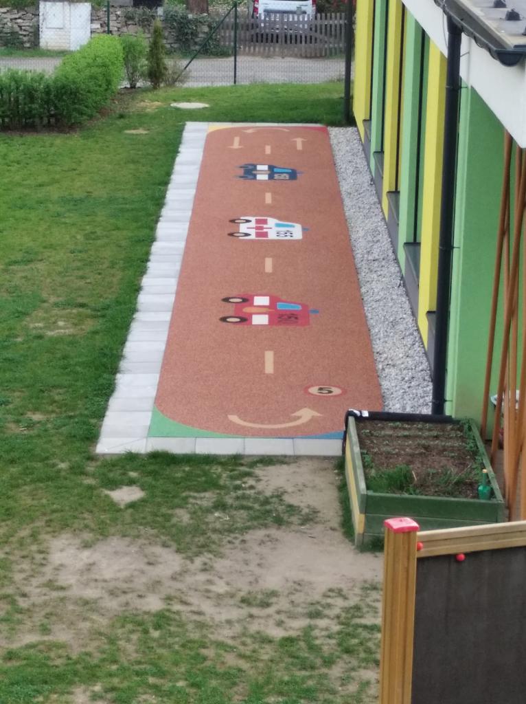 Nová pojezdová plocha na hřišti v MŠ