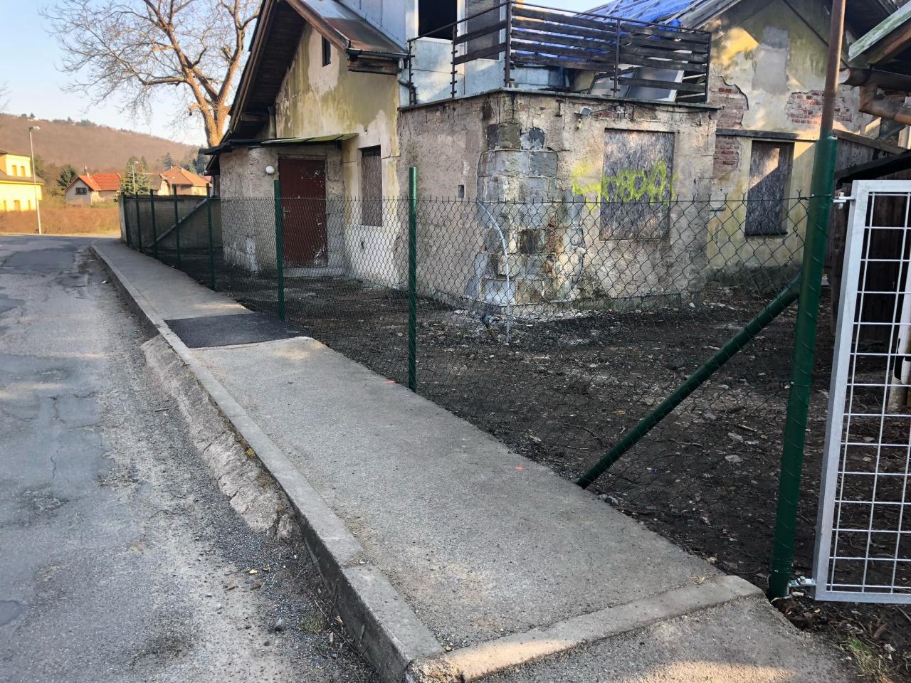 Oplocení a úprava okolí objektu na nádraží – Hlavní 19