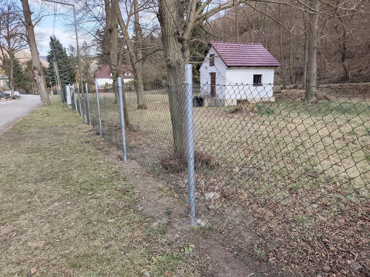 Oplocení pozemku obecní studně v ul. V Luhu